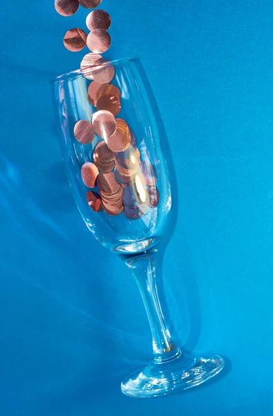 Fundo Azul Taça Champanhe Com Grande Confete Rosa Polvilhado Humor — Fotografia de Stock