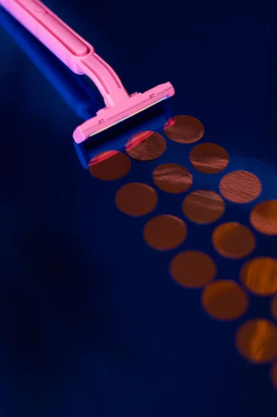 Blue Glossy Background Female Pink Razor Depilation Confetti — Stock Photo, Image