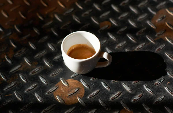 Kleine Weiße Keramiktasse Auf Dunklem Hintergrund Mit Einem Espresso Getränk — Stockfoto