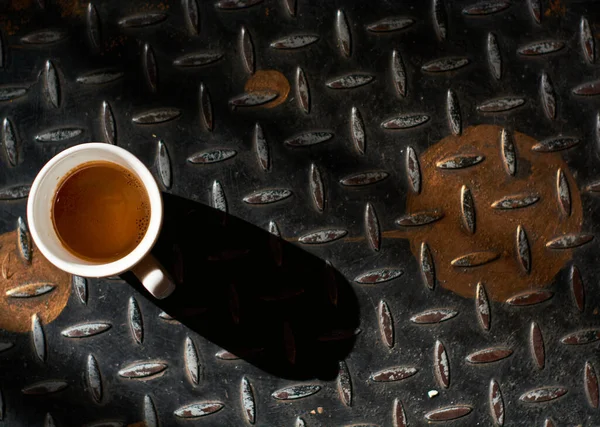 Kleine Weiße Keramiktasse Auf Dunklem Hintergrund Mit Einem Espresso Getränk — Stockfoto