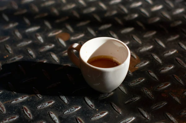 深色背景的小白色瓷杯 内配浓缩咖啡饮料 — 图库照片