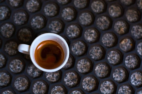 Pequeña Taza Cerámica Blanca Sobre Fondo Oscuro Con Una Bebida —  Fotos de Stock