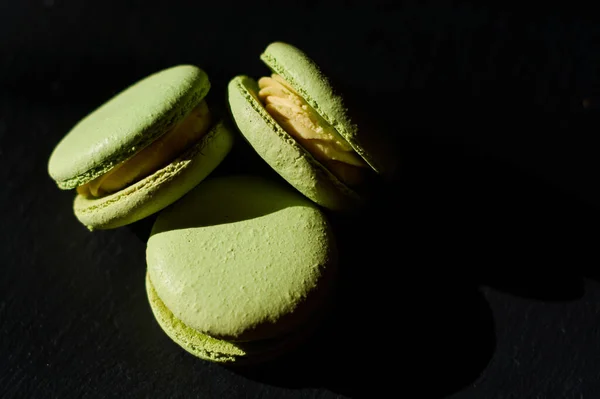 Black One Ton Background Green French Cakes Lime Macaroons — Stock Photo, Image