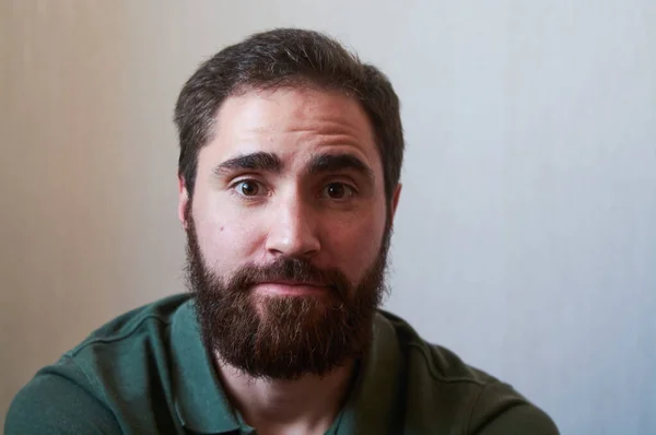 Retrato Jovem Com Barba Escura Com Várias Emoções Seu Rosto — Fotografia de Stock