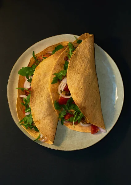 Placa Con Cocina Mexicana Tacos Grandes Con Verduras Carne Sobre —  Fotos de Stock