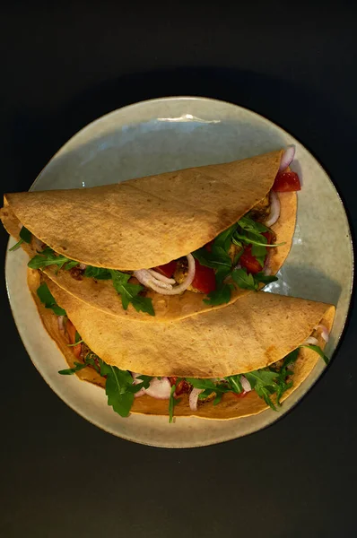 Placa Con Cocina Mexicana Tacos Grandes Con Verduras Carne Sobre —  Fotos de Stock