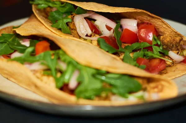 Prato Com Cozinha Mexicana Tacos Grandes Com Legumes Carne Sobre — Fotografia de Stock