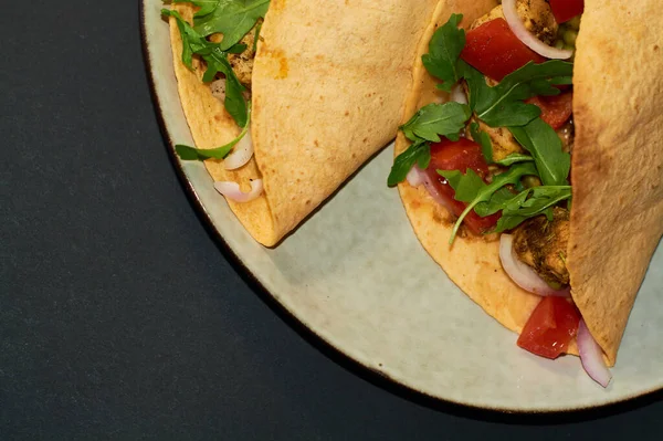 Placa Con Cocina Mexicana Tacos Grandes Con Verduras Carne Sobre —  Fotos de Stock