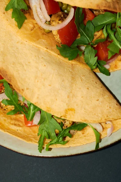 Placa Con Cocina Mexicana Tacos Grandes Con Verduras Carne Sobre —  Fotos de Stock