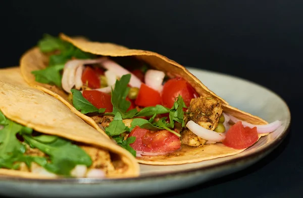 Meksika Mutfağıyla Tabak Sebzeli Büyük Taco Siyah Arka Planda — Stok fotoğraf