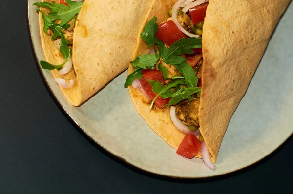 Placa Con Cocina Mexicana Tacos Grandes Con Verduras Carne Sobre —  Fotos de Stock