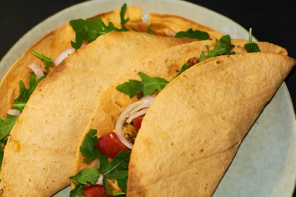 Placa Con Cocina Mexicana Tacos Grandes Con Verduras Carne Sobre —  Fotos de Stock