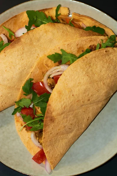 Placa Con Cocina Mexicana Tacos Grandes Con Verduras Carne Sobre —  Fotos de Stock