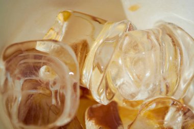 Kağıt bir fincan kahvenin içinde eriyen buz küplerinin arka planı ya da dokusu.