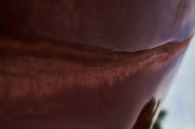 Pürüzsüz ve kabartmalı kırmızı doğal taşın arka planı veya dokusu.