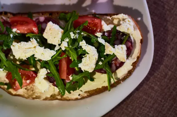 Grote Toast Van Roggebrood Met Stukjes Kaas Arugula Kerstomaten Worst — Stockfoto