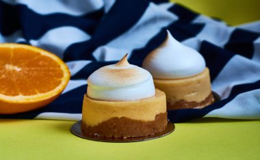 Tatlı, turuncu çizgili kumaşlı limon arkaplanlı turta. Lezzetli tatlılar ve pastalar. Turta..