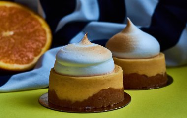 Tatlı, turuncu çizgili kumaşlı limon arkaplanlı turta. Lezzetli tatlılar ve pastalar. Turta..