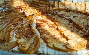 Elma turtası, tatlım, katmanlı hamurun üzerine şeker tozu katılmış tarçın. Evde pişmiş tatlı..