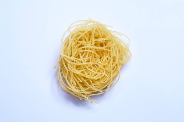 Beyaz arka plan ve ince İtalyan eriştesi, spagetti, buğday makarnası, çiğ.