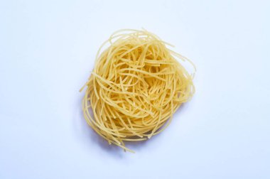 Beyaz arka plan ve ince İtalyan eriştesi, spagetti, buğday makarnası, çiğ.