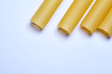 Beyaz arka planda değişik makarna ve erişteler var..