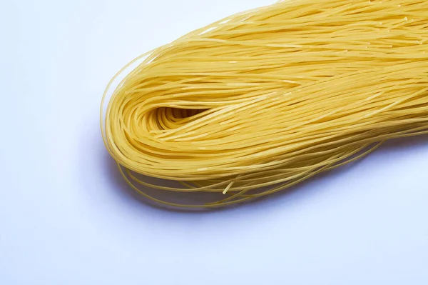 Fond Blanc Fines Nouilles Italiennes Spaghettis Pâtes Blé Cru — Photo