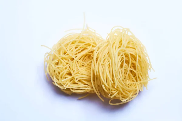 Białe Tło Cienkie Włoskie Makarony Spaghetti Makaron Pszenicy Surowe — Zdjęcie stockowe