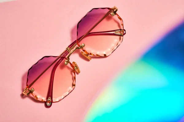 Rond Vrouwelijk Met Gekleurde Lenzen Gekorrelde Randen Zonnebril Roze Achtergrond — Stockfoto