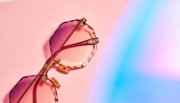 Rond Vrouwelijk Met Gekleurde Lenzen Gekorrelde Randen Zonnebril Roze Achtergrond — Stockfoto