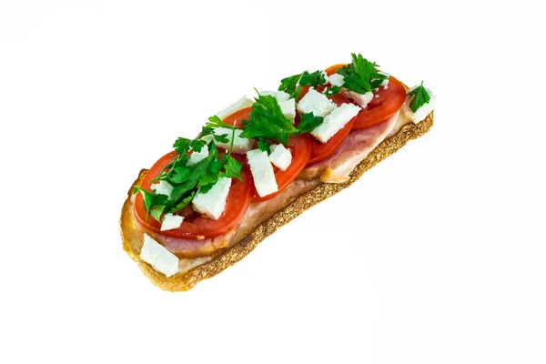 烤乳酪 焦油沙司 欧芹青菜 西红柿和熏肉 用深色谷物面包在白色孤立的背景下 — 图库照片