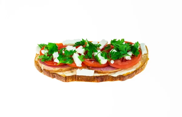 Tosty Serem Feta Sosem Tatarskim Pietruszką Pomidorami Wędzonym Mięsem Ciemnoziarnistym — Zdjęcie stockowe