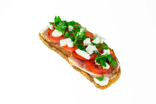 フェタチーズトースト タルタルソース パセリの緑 トマトと白の隔離された背景に暗い穀物パンにスモーク肉 — ストック写真