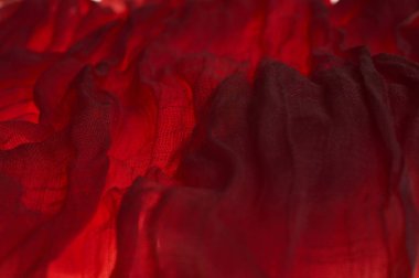 Kırmızı kehribar, elek, pamuk kumaş ve kumaşın arka planı veya dokusu.