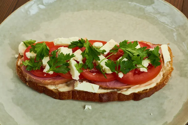 Kanapka Tostem Chlebem Żytnim Warzywami Pomidorami Serem Feta Szynką Szarym — Zdjęcie stockowe