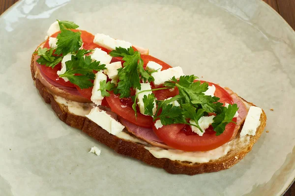 Kanapka Tostem Chlebem Żytnim Warzywami Pomidorami Serem Feta Szynką Szarym — Zdjęcie stockowe