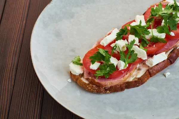 Sandwich Pan Tostado Centeno Con Verduras Tomates Queso Feta Jamón — Foto de Stock