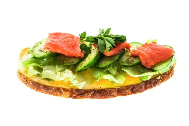 Peynirli büyük bir çavdar ekmeği, lahana, maydanoz, taze salatalık ve beyaz yalıtılmış arka planda kırmızı balık somonu..