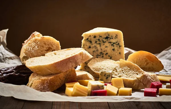 Monte Diferentes Tipos Queijo Com Salsicha Seca Bagette Fresco Copos Fotos De Bancos De Imagens