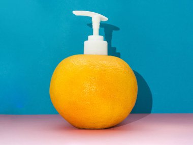 Kozmetik için şeker ve pembe ve mavi arka planda sabun içeren büyük sulu greyfurt..