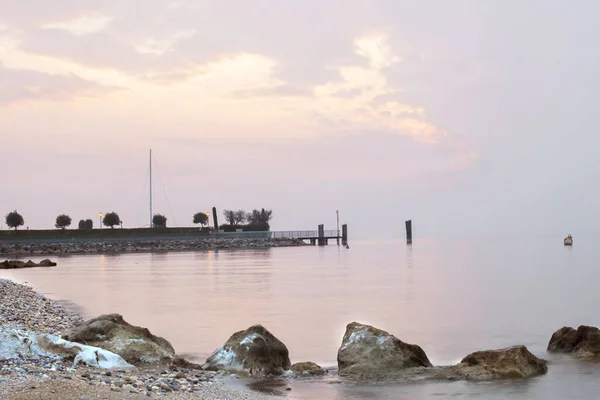 Laga Di Garda Gölü iskelede.