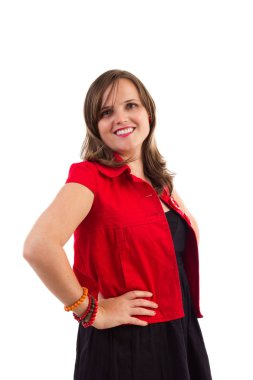 Kırmızı ceket ile gülümseyen kadın