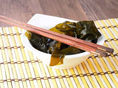 Alga Wakame Wakame deniz yosunu Wakame deniz sebze ya da yenilebilir yosun var. Temel bileşik Japon Miso çorbası. Binominal adı: Undaria Pinnatifida.
