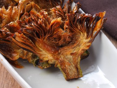 Kızarmış dilimlenmiş enginar - Alcachofas Fritasartichoke dilimleri derin zeytin yağda kızartılmış. Lezzetli vejetaryen yemek.