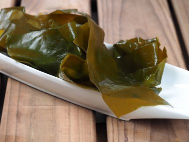 Kombu Kelp - büyük kahverengi yosun deniz yosunu Alga Kombukombu esmer Su yosunu var. Binominal adı: Laminaria Ochroleuca. Japon mutfağı ve yaygın olarak kullanılan bir yenilebilir yosun olduğunu.