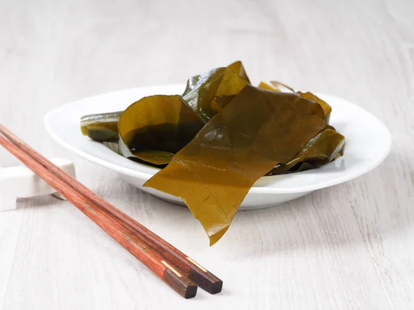 Kombu Kelp - Alga KombuKombu kelp is a large brown algae seaweed. Binomial name: Laminaria Ochroleuca. It is an edible seaweed used extensively in Japanese cuisine.