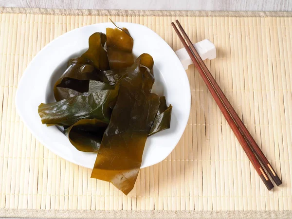 Kombu Kelp - Alga KombuKombu kelp is a large brown algae seaweed. Binomial name: Laminaria Ochroleuca. It is an edible seaweed used extensively in Japanese cuisine.
