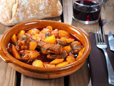 Tüm Avrupa yılan balığı, patates, sarımsak ve kırmızı biber ile ben Pebre de Anguila Avrupa yılan balığı sarımsak ve paprikatraditional konuşulan Yemeği, güveç.