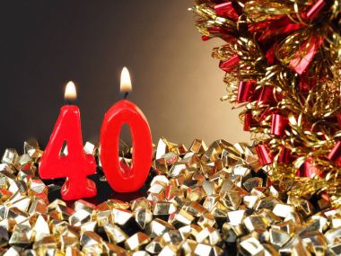 Nr. 40 gösterilen doğum günü Yıldönümü mum. Yanan kırmızı mum bir yıldönümü veya doğum günü arka plan için iyi.