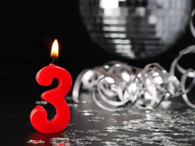 Nr. 3 gösterilen kırmızı mumlar. Doğum günü veya yıldönümü partisi için arka plan.